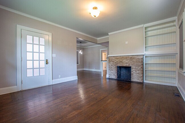 Foto del edificio - Adorable Brick 4 Bedroom Ranch with Finish...