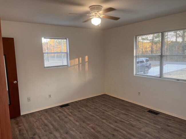 Foto del edificio - 3 bedroom, 2 bath bungalow on huge lot. Country living, but close to I-40, 140 and Wilmington.