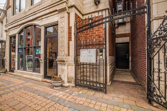 Building Photo - 1447 N Sedgwick St