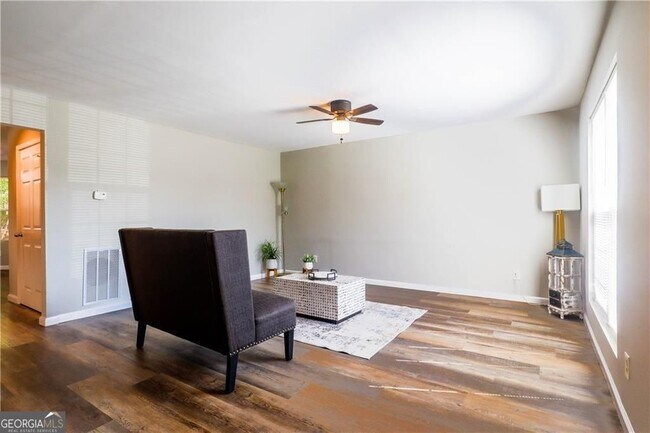 Foto del edificio - 5823 Strathmoor Manor Cir