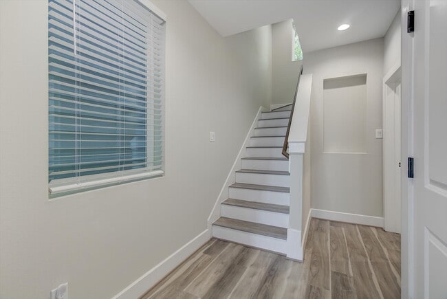 Building Photo - 1329 Buescher Dr