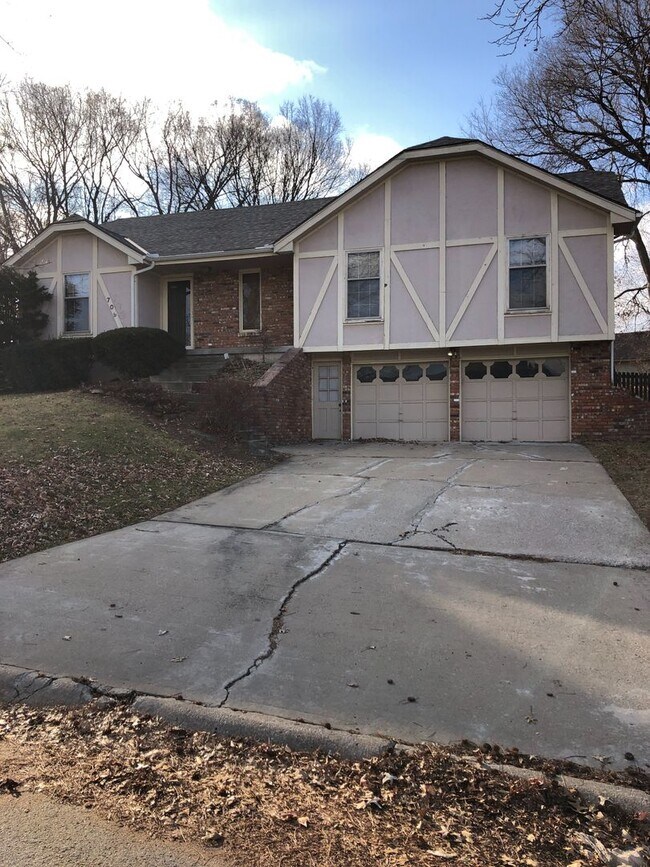 Building Photo - AVAILABLE NOW! Beautiful 3 bed, 2.5 bath h...