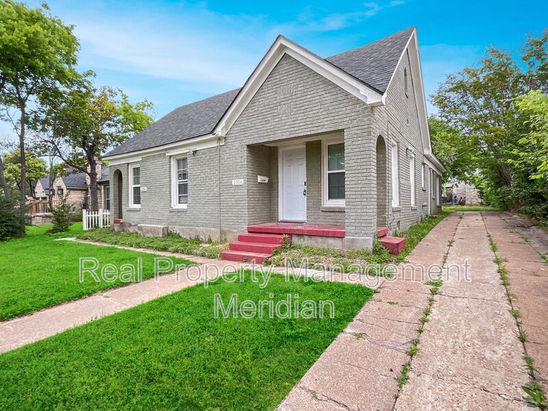 Primary Photo - 2204 Berwick Ave