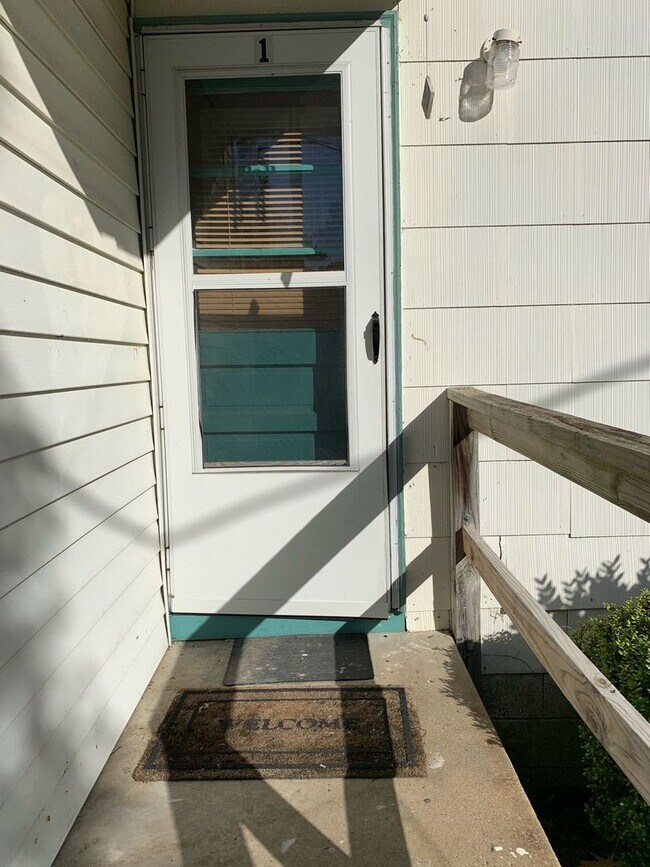 Foto del edificio - Absolutely Adorable two bedroom is move in ready!
