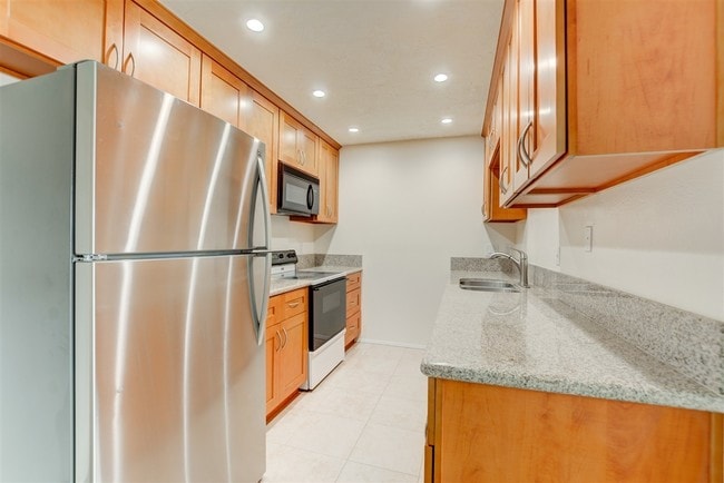 Building Photo - 8338 Regents Rd