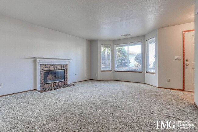 Foto del edificio - Fantastic 3BD Ranch in Great Orchards Location! MASSIVE Fenced Backyard!