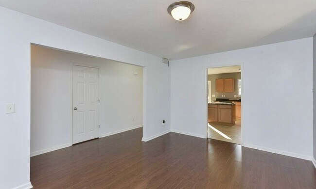 Building Photo - Enjoy the perfect blend of luxury, comfort...
