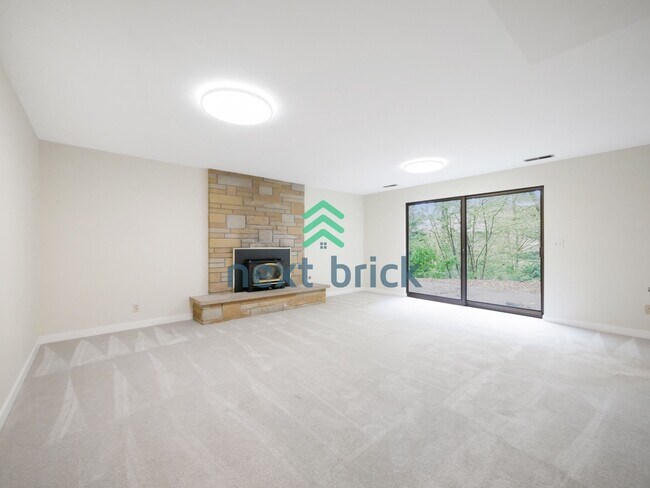 Foto del edificio - 3 Bed and 3 Bath Plus Office Private Single-family Home is Available for Rent!