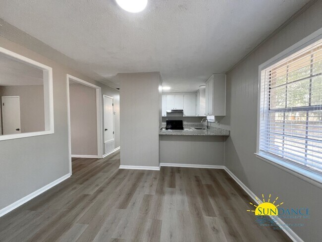 Foto del edificio - Charming 3 Bedrooms Home in Crestview, a must see at a great price!