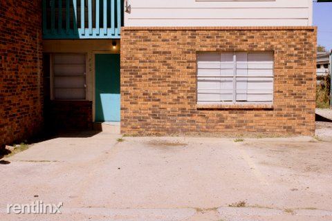 Primary Photo - 702 W Calle Sur St