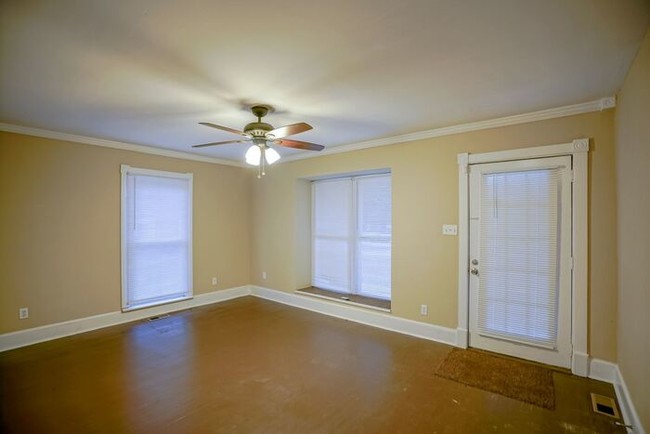 Foto del edificio - 6821 Old Wake Forest Rd