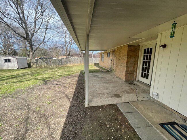 Building Photo - ** 3 bed 2 bath located off Vaughn Rd ** C...