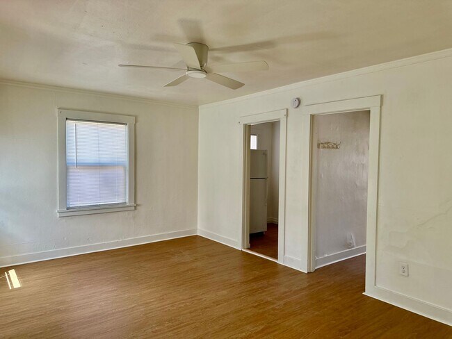 Building Photo - Hard find 1 bdrm, 1 bath Bungalow charmer ...