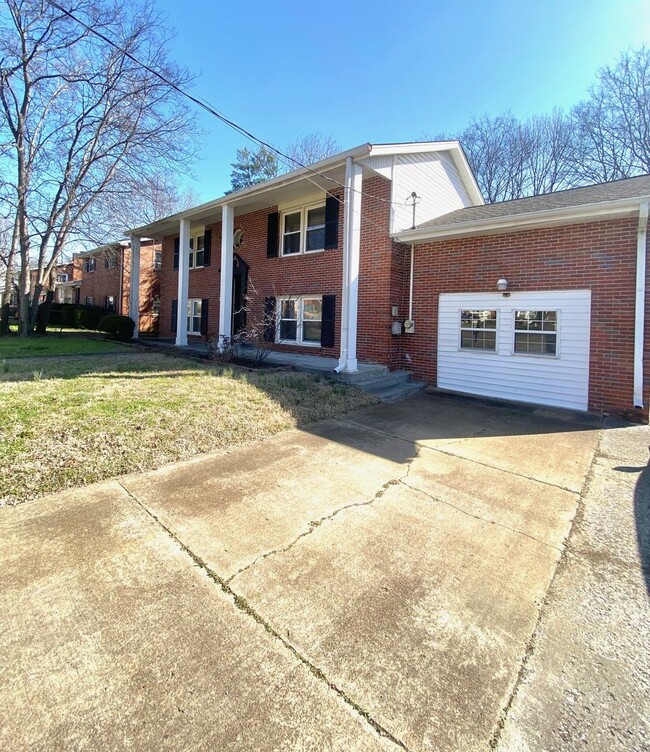 Building Photo - Renovated in Nashville 3/1.5 Brick Home ov...