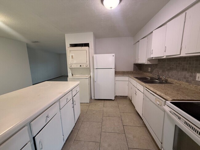 Building Photo - 1667 Weston Oaks Dr