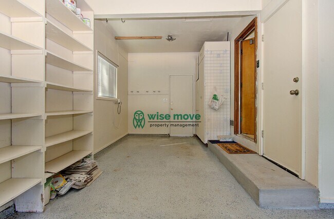 Building Photo - Sought after home in Southcliff