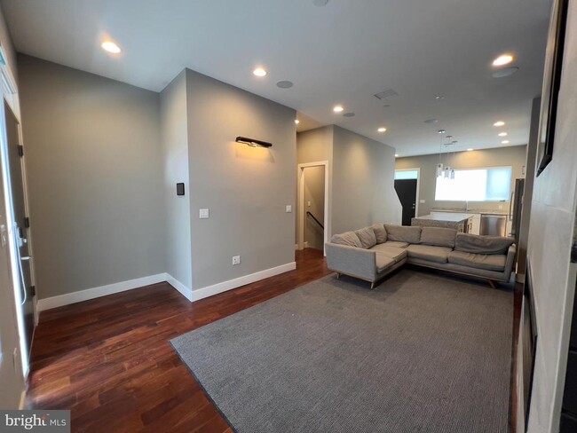 Building Photo - 423 Wallace St