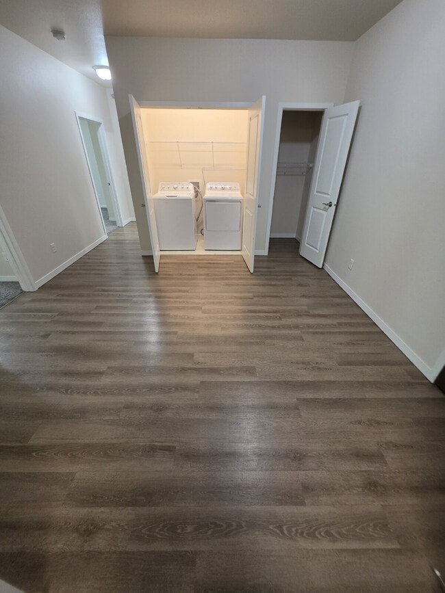 Building Photo - 2 Bedroom | 1 Bathroom 2nd Floor Apartment Available RIGHT NOW!