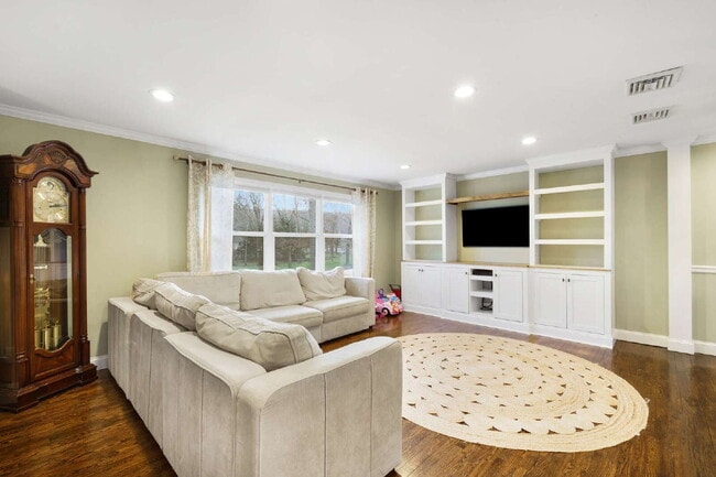 Foto del edificio - "Discover Comfort and Elegance: Spacious 4-Bed, 3-Bath Home with Hardwood Floors & Central Vacuum...