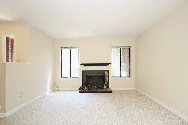 Building Photo - Pet Friendly Stonehenge Townhome With Base...