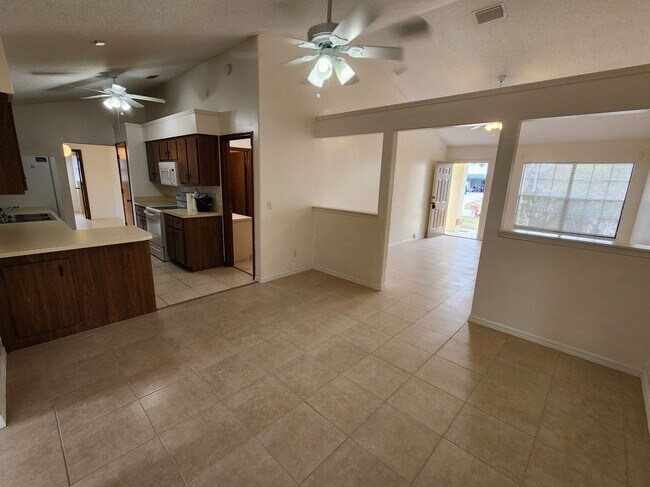 Building Photo - 818-817 7 Gables Cir SE