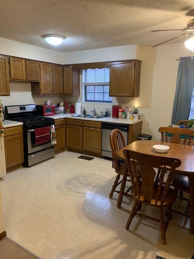 Kitchen/ dining room - 5572 Brightwood Rd