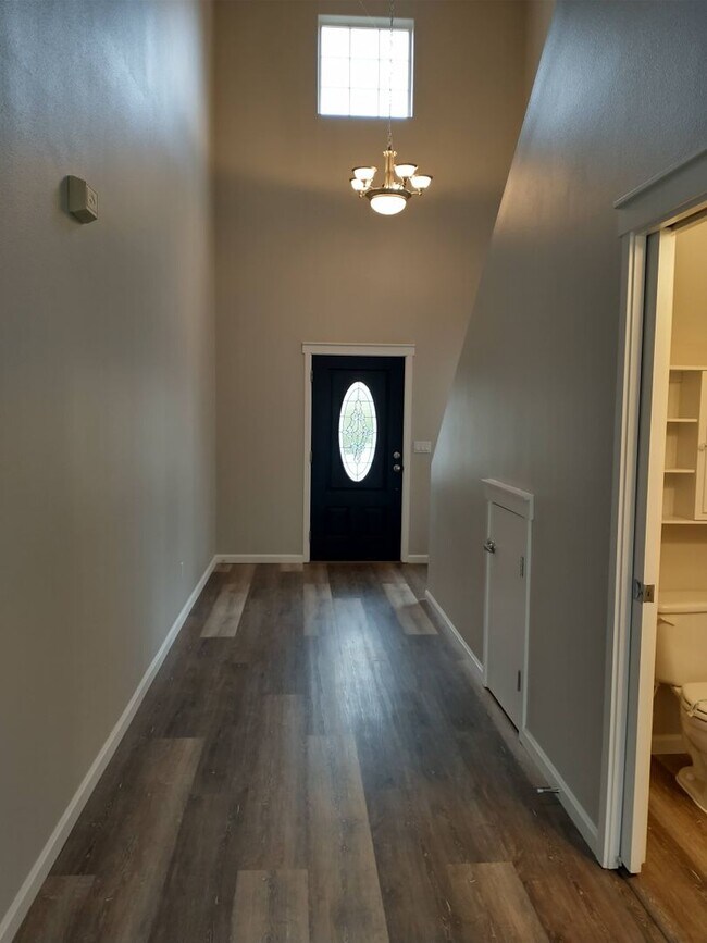 Building Photo - Newly Remodeled & Inviting Property is Rea...