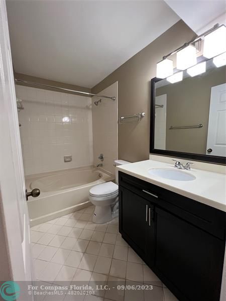 Foto del edificio - 4146 Forest Dr