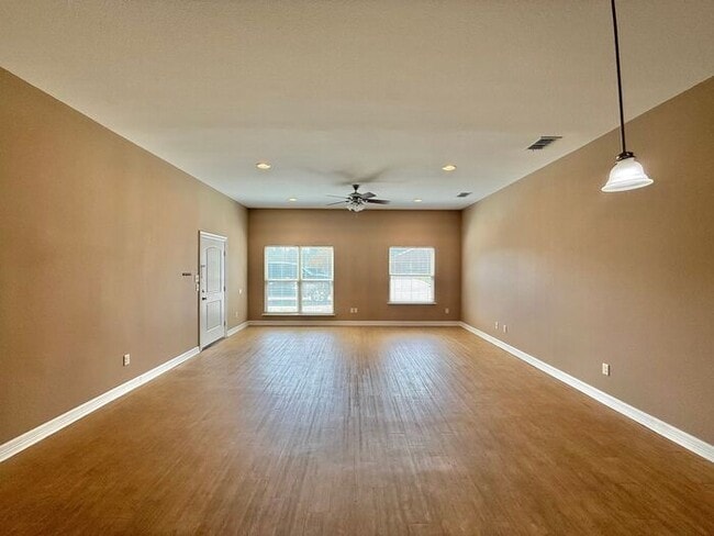 Foto del edificio - 4 Bedroom 3.5 Bath Duplex in East Tyler!