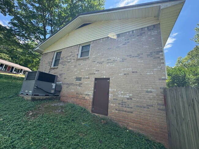 Foto del edificio - "Charming 3-Bed Oasis with 2 Full Baths on Brookview Drive – Your Perfect Talladega Retreat!"