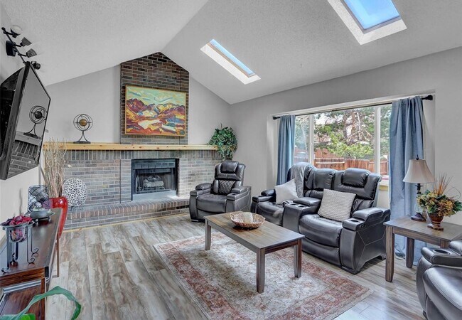 Foto del edificio - 7655 Hickorywood Dr