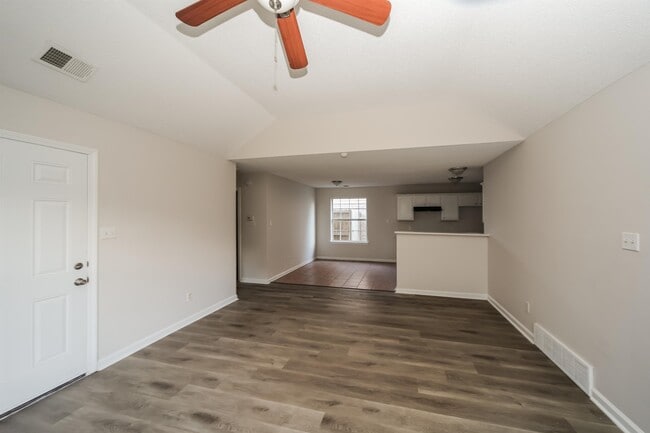 Foto del edificio - 5971 Wagon Hill Rd W