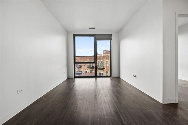 Foto del edificio - 830 N Milwaukee Ave