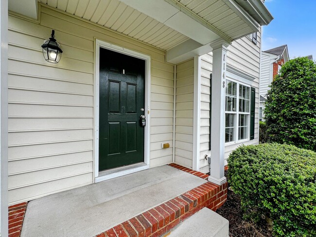 Building Photo - Move-In Ready Townhome Near Chippenham Par...