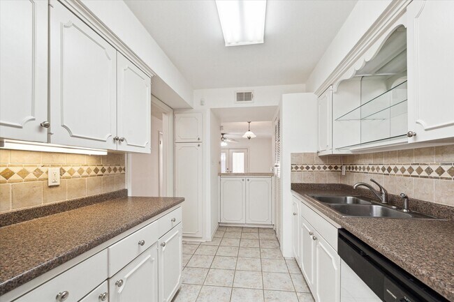 Foto del edificio - 6338 Chevy Chase Dr