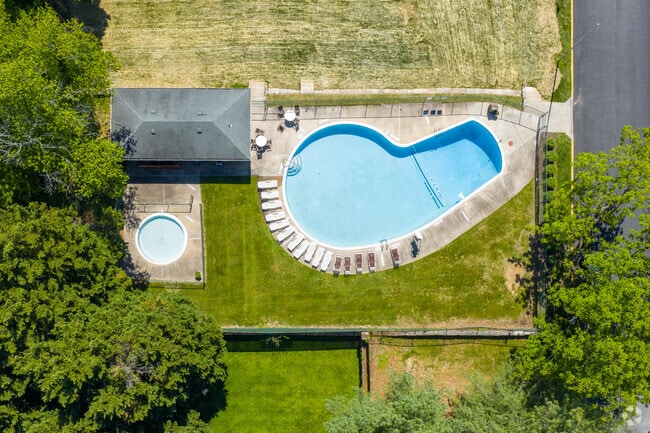 Pool - Villages of Queen Anne Apartments