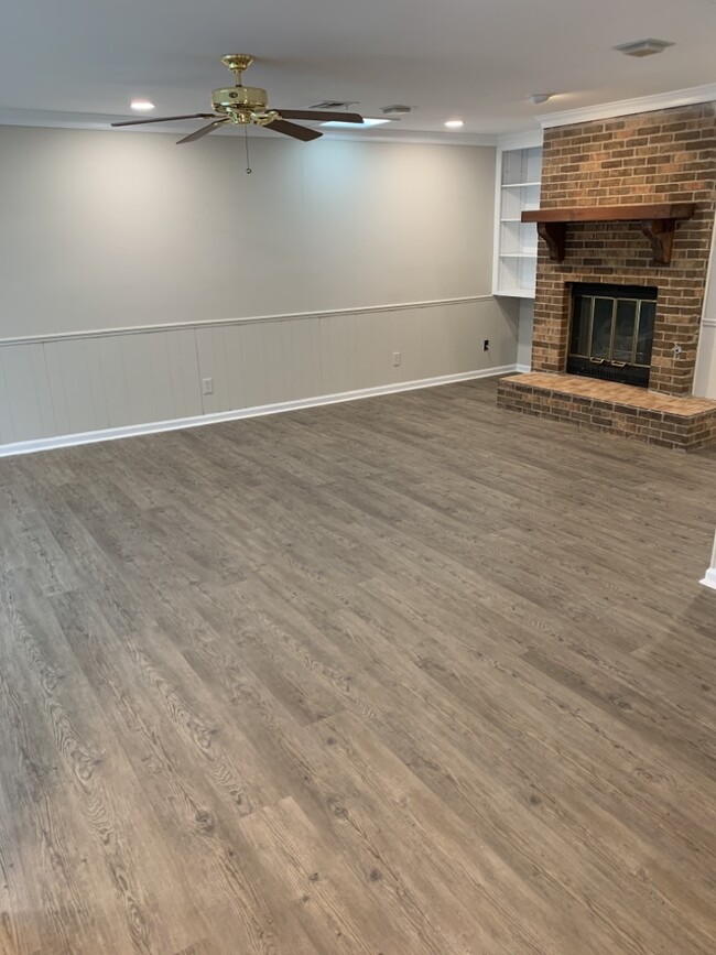Building Photo - 3023 Sutton Dr