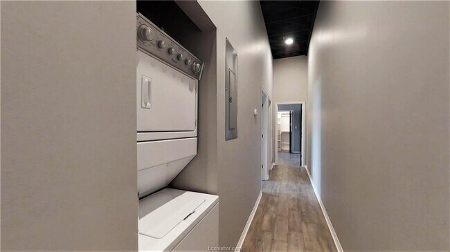 Foto del edificio - 212 N Bryan Ave
