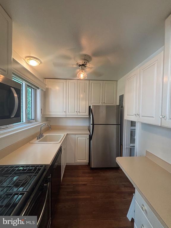 Foto del edificio - 10401 Montrose Ave