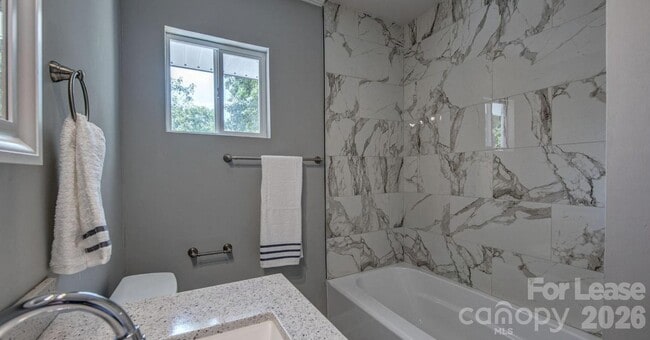 Building Photo - 910 E 6th Ave