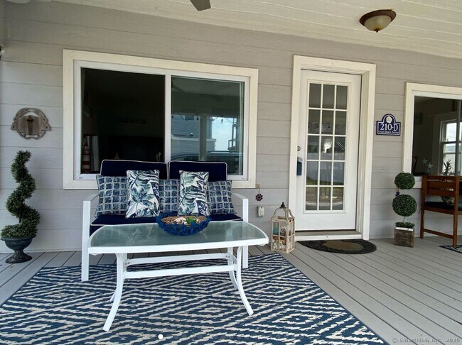 Foto del edificio - 210D Cosey Beach Ave