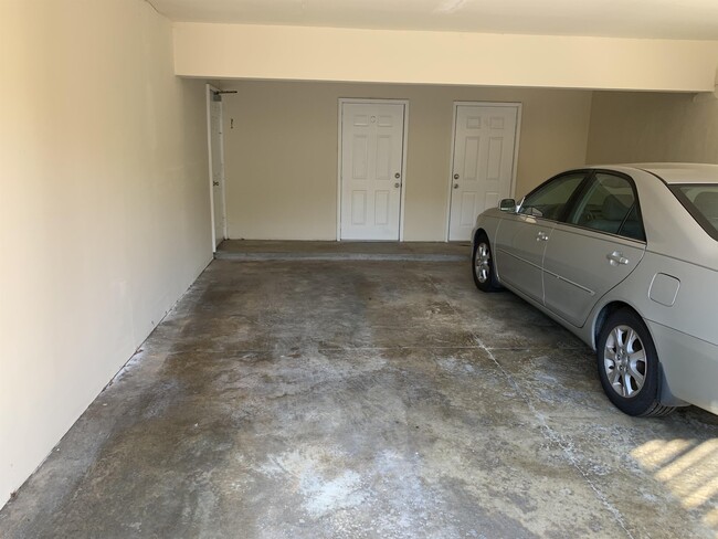 Building Photo - 1700 Lombardy Cir