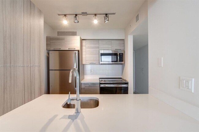Building Photo - 1756 N Bayshore Dr