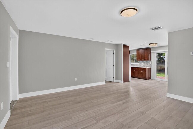 Foto del edificio - 6281 NW 14th Ct