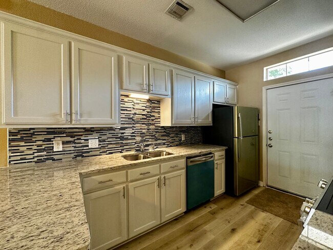 Building Photo - 4/4 Duplex in the Baylor Bubble!