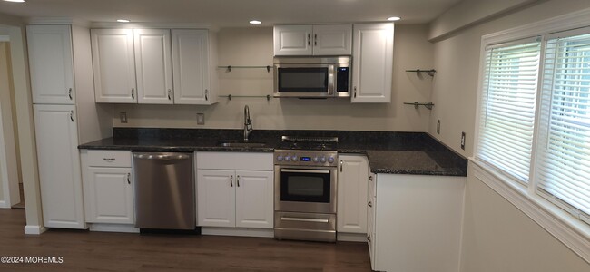 Foto del edificio - 383 E Freehold Rd
