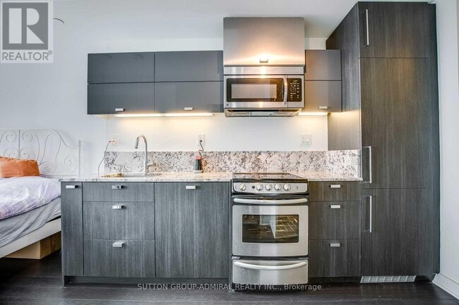 Building Photo - 290 Adelaide St W