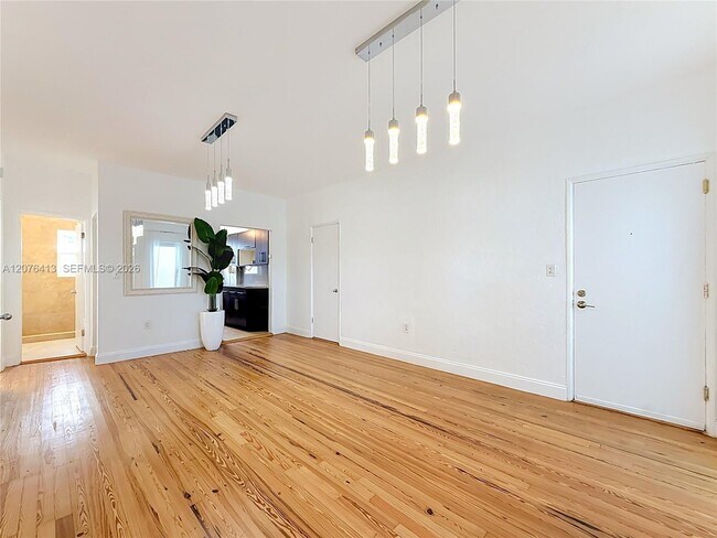 Foto del edificio - 2463 Pine Tree Dr