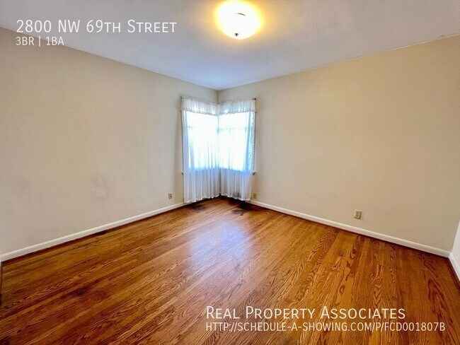 Building Photo - Spacious classic Ballard bungalow!