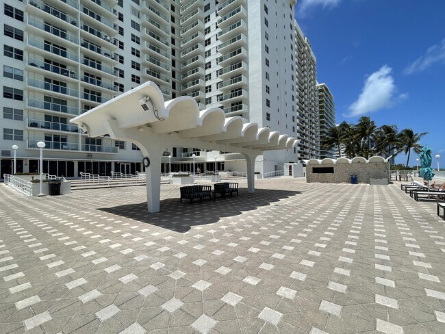 Foto del edificio - 5701 Collins Ave